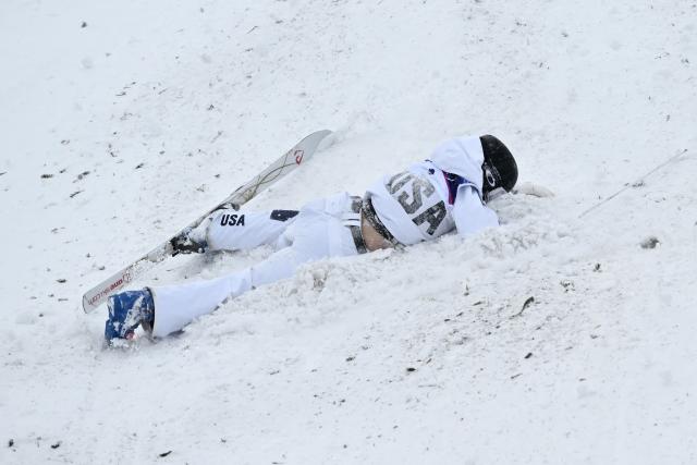 USA's Elizabeth Lemley crashes in the freestyle skiing women's dual moguls semi final during the Milano Cortina 2026 Winter Olympic Games at Livigno Aerials & Moguls Park, in Livigno (Valtellina), on February 14, 2026. (Photo by Jeff PACHOUD / AFP)