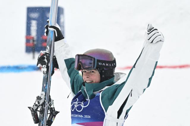 Australia's Jakara Anthony celebrates her victory in the freestyle skiing women's dual moguls final during the Milano Cortina 2026 Winter Olympic Games at Livigno Aerials & Moguls Park, in Livigno (Valtellina), on February 14, 2026. (Photo by Jeff PACHOUD / AFP)
