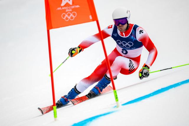 Switzerland's Thomas Tumler passes a gate in the first run of the men's giant slalom alpine skiing event during the Milano Cortina 2026 Winter Olympic Games at the Stelvio Ski Centre in Bormio (Valtellina) on February 14, 2026. (Photo by Fabrice COFFRINI / AFP)