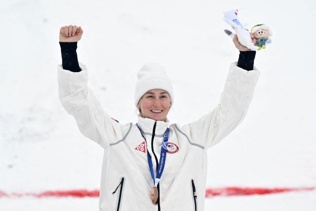 Bronze medallist USA's Elizabeth Lemley celebrates on the podium after the freestyle skiing women's dual moguls final during the Milano Cortina 2026 Winter Olympic Games at Livigno Aerials & Moguls Park, in Livigno (Valtellina), on February 14, 2026. (Photo by Jeff PACHOUD / AFP)