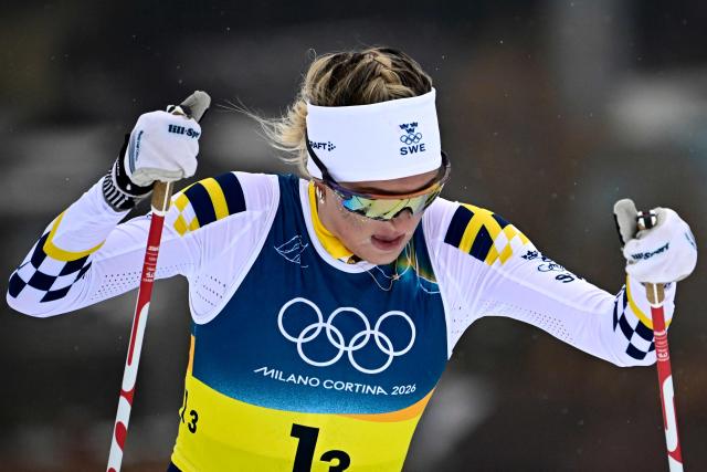 Sweden's Frida Karlsson competes during the cross-country women's 4 x 7,5km relay event of the Milano Cortina 2026 Winter Olympic Games at Tesero Cross-Country Skiing Stadium in Lago di Tesero (Val di Fiemme), on February 14, 2026. (Photo by Tobias SCHWARZ / AFP)