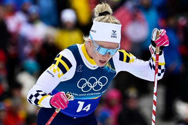 Sweden's Jonna Sundling competes during the cross-country women's 4 x 7,5km relay event of the Milano Cortina 2026 Winter Olympic Games at Tesero Cross-Country Skiing Stadium in Lago di Tesero (Val di Fiemme), on February 14, 2026. (Photo by Tobias SCHWARZ / AFP)