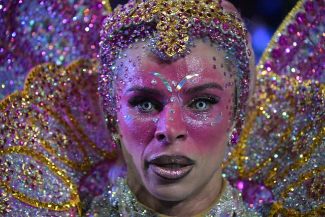 A reveller of the Academicos do Tatuape samba school performs during the carnival parade at the Anhembi Sambadrome in Sao Paulo, Brazil, on February 14, 2026. (Photo by NELSON ALMEIDA / AFP)