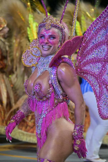 A reveller of the Academicos do Tatuape samba school performs during the carnival parade at the Anhembi Sambadrome in Sao Paulo, Brazil, on February 14, 2026. (Photo by NELSON ALMEIDA / AFP)
