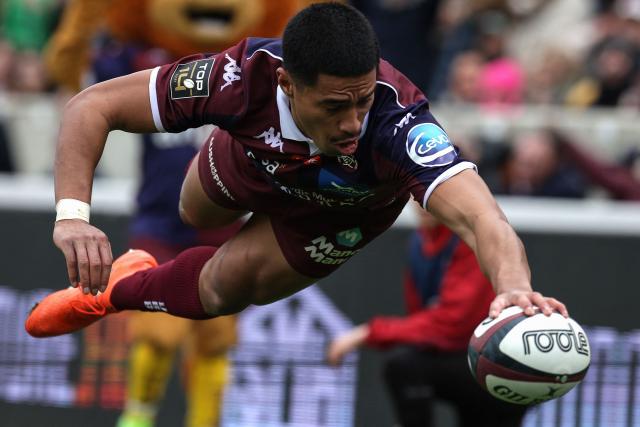 TOPSHOT - Bordeaux-Begles' New-Zealand wing Salesi Rayasi dives to score a try during the French Top14 rugby union match between Union Bordeaux-Begles (UBB) and Castres Olympique at the Chaban-Delmas Stadium in Bordeaux, south-western France on February 14, 2026. (Photo by Valentine CHAPUIS / AFP)