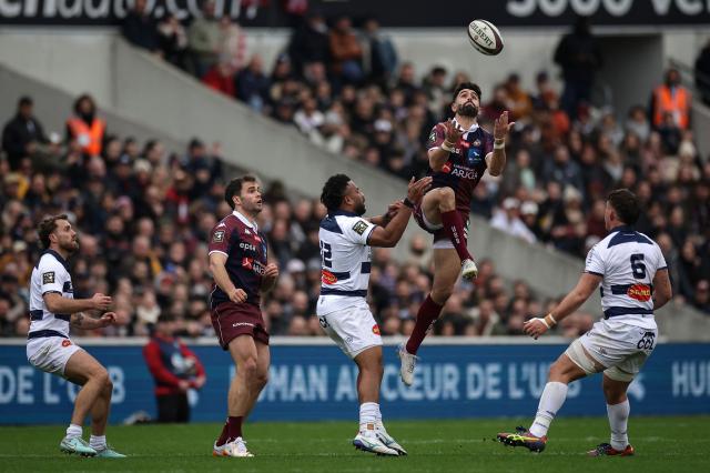 Bordeaux-Begles' French full-back Romain Buros (up) grabs the ball  during the French Top14 rugby union match between Union Bordeaux-Begles (UBB) and Castres Olympique at the Chaban-Delmas Stadium in Bordeaux, south-western France on February 14, 2026. (Photo by Valentine CHAPUIS / AFP)