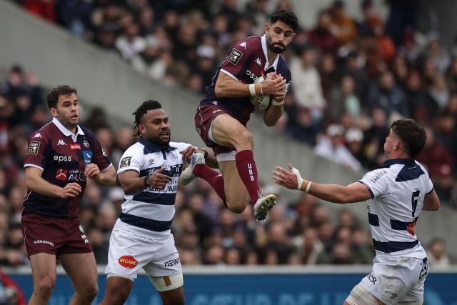 TOPSHOT - Bordeaux-Begles' French full-back Romain Buros (top) grabs the ball during the French Top14 rugby union match between Union Bordeaux-Begles (UBB) and Castres Olympique at the Chaban-Delmas Stadium in Bordeaux, south-western France on February 14, 2026. (Photo by Valentine CHAPUIS / AFP)