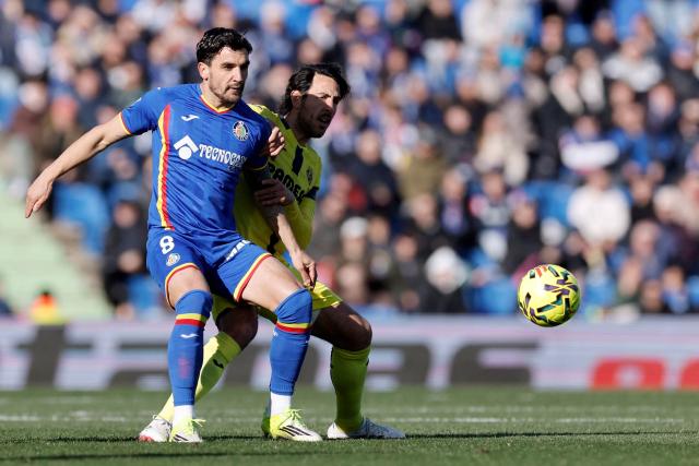 Getafe's Uruguayan midfielder #08 Mauro Arambarri and Villarreal's Spanish midfielder #10 Daniel Parejo fight for the ball during the Spanish league football match between Getafe CF and Villarreal CF at Coliseum Alfonso Perez Stadium in Getafe on February 14, 2026. (Photo by Oscar DEL POZO / AFP)