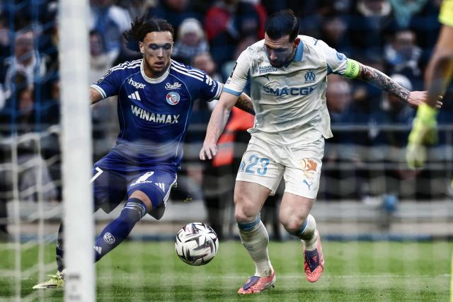 Strasbourg's Belgian midfielder #07 Diego Moreira (L) fights for the ball with Marseille's Danish midfielder #23 Pierre-Emile Hojbjerg (R) during the French L1 football match between Olympique de Marseille and Strasbourg at Stade Velodrome in Marseille, southern France, on February 14, 2026. (Photo by Thibaud MORITZ / AFP)