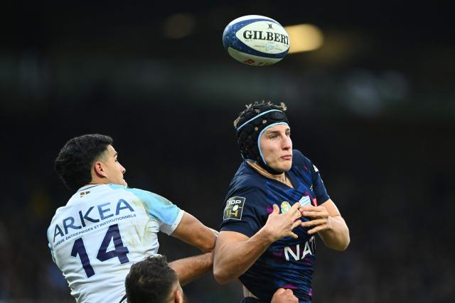 Bayonne's French full-back Tom Spring (L) and Racing 92' French flanker Maxime Baudonne (R) contest a high ball during the French Top14 rugby union match between Aviron Bayonnais (Bayonne) and Racing 92 at the Jean Dauger stadium in Bayonne, south-western France, on February 14, 2026. (Photo by Gaizka IROZ / AFP)