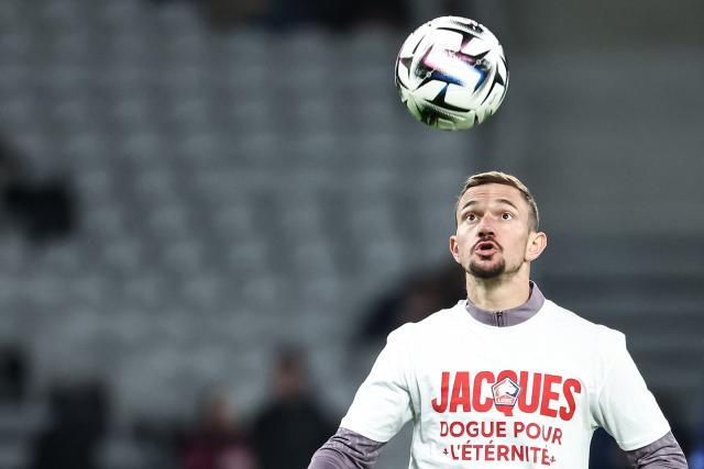 Lille's French midfielder Gaetan Perrin warms up ahead of the French L1 football match between LOSC Lille and Stade Brestois 29 at the Stade Pierre-Mauroy in Villeneuve-d'Ascq, northern France on February 14, 2026. (Photo by Sameer Al-DOUMY / AFP)