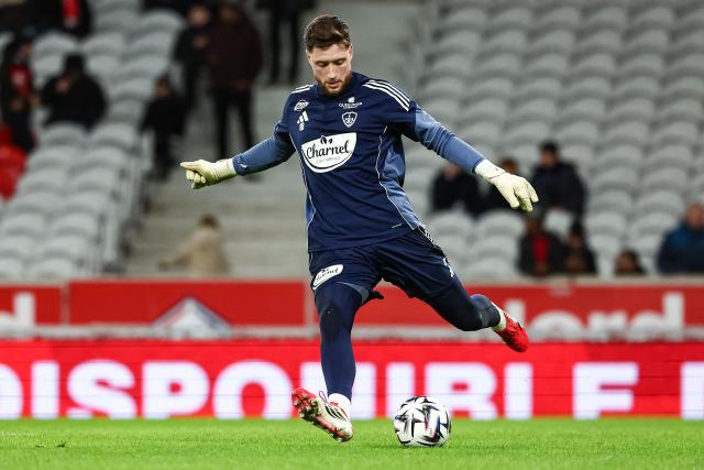 Brest's French goalkeeper #30 Gregoire Coudert warms up ahead of the French L1 football match between LOSC Lille and Stade Brestois 29 at the Stade Pierre-Mauroy in Villeneuve-d'Ascq, northern France on February 14, 2026. (Photo by Sameer Al-DOUMY / AFP)