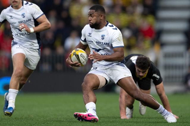 Montpellier’s Australian hooker Jordan Uelese runs with the ball during the French Top14 rugby union match between Stade Rochelais (La Rochelle) and Montpellier Herault Rugby at The Marcel-Deflandre Stadium in La Rochelle, western France on February 14, 2026. (Photo by XAVIER LEOTY / AFP)