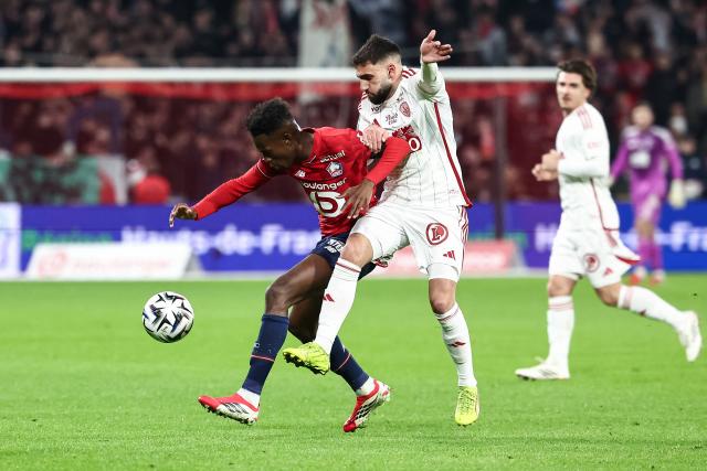Lille's Portuguese forward #27 Felix Correia (L) fights for the ball with Brest's French forward #10 Romain Del Castillo (R) during the French L1 football match between LOSC Lille and Stade Brestois 29 at the Stade Pierre-Mauroy in Villeneuve-d'Ascq, northern France, on February 14, 2026. (Photo by Sameer Al-DOUMY / AFP)