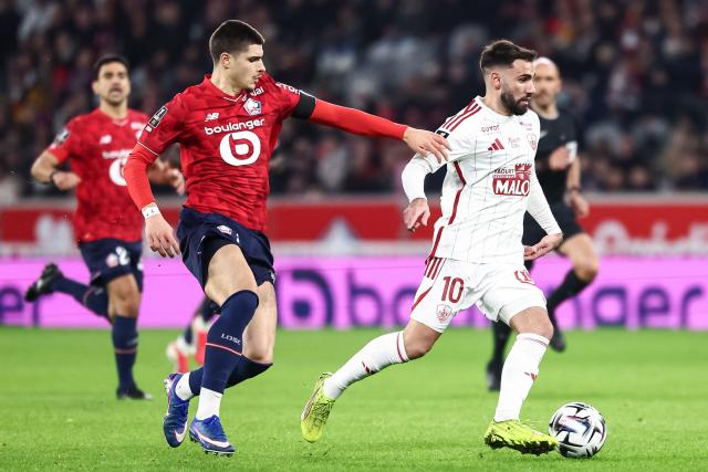 Lille's Belgian forward #07 Matias Fernandez-Pardo (L) fights for the ball with Brest's French forward #10 Romain Del Castillo (R) during the French L1 football match between LOSC Lille and Stade Brestois 29 at the Stade Pierre-Mauroy in Villeneuve-d'Ascq, northern France, on February 14, 2026. (Photo by Sameer Al-DOUMY / AFP)