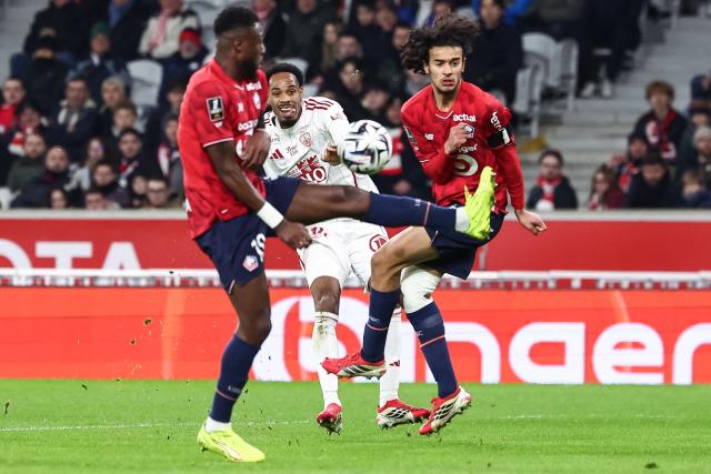 Brest's French forward #14 Remy Labeau-Lascary (C) kicks the ball as he tries to score next to Lille's French midfielder #32 Ayyoub Bouaddi (R) during the French L1 football match between LOSC Lille and Stade Brestois 29 at the Stade Pierre-Mauroy in Villeneuve-d'Ascq, northern France, on February 14, 2026. (Photo by Sameer Al-DOUMY / AFP)