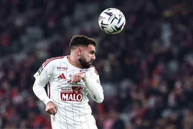 Brest's French forward #10 Romain Del Castillo heads the ball during the French L1 football match between LOSC Lille and Stade Brestois 29 at the Stade Pierre-Mauroy in Villeneuve-d'Ascq, northern France, on February 14, 2026. (Photo by Sameer Al-DOUMY / AFP)