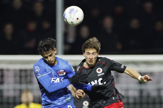 AZ Alkmaar's Weslley Pinto (L) and sbv Excelsior's Lennard Hartjes (R) fight for the ball during the Dutch Eredivisie football match between sbv Excelsior and AZ at Woudestein Stadium in Rotterdam on February 14, 2026. (Photo by Bart Stoutjesdijk / ANP / AFP) / Netherlands OUT