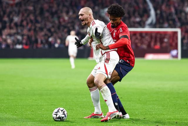 Brest's French forward #19 Ludovic Ajorque (L) reacts as he fights for the ball with Lille's Brazilian defender #04 Alexsandro (R) during the French L1 football match between LOSC Lille and Stade Brestois 29 at the Stade Pierre-Mauroy in Villeneuve-d'Ascq, northern France, on February 14, 2026. (Photo by Sameer Al-DOUMY / AFP)