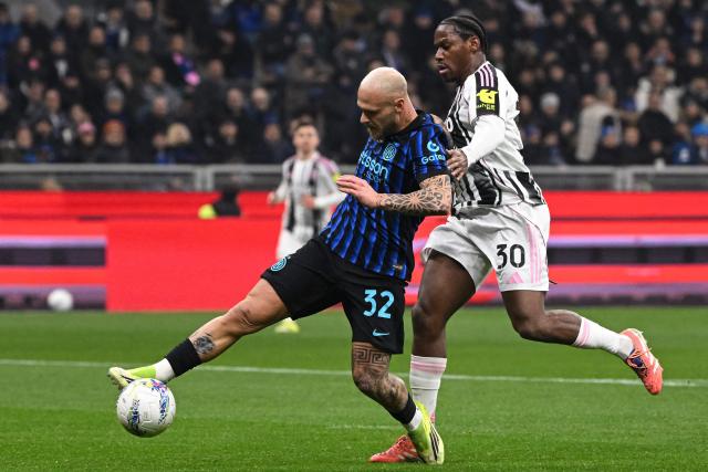 Inter Milan's Italian defender #32 Federico Dimarco fights for the ball with Juventus' Canadian forward #30 Jonathan David during the Italian Serie A football match between Inter Milan and Juventus at the San Siro Stadium in Milan, on February 14, 2026. (Photo by Piero CRUCIATTI / AFP)