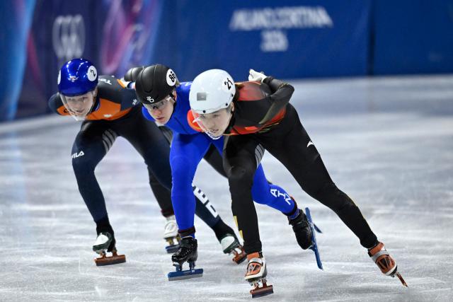 Individual Neutral Athlete Alena Krylova (C), China's Zhang Chutong and Netherlands' Xandra Velzeboer compete in the short track speed skating women's 1000m heats during the Milano Cortina 2026 Winter Olympic Games at Milano Ice Skating Arena in Milan on February 14, 2026. (Photo by WANG Zhao / AFP)