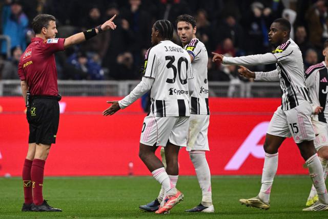Juventus' French defender #15 Pierre Kalulu argues with referee Federico La Penna after receiving a red card during the Italian Serie A football match between Inter Milan and Juventus at the San Siro Stadium in Milan, on February 14, 2026. (Photo by Piero CRUCIATTI / AFP)