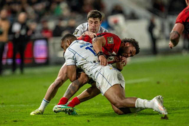 Toulon's English flanker Lewis Ludlam (R) is tackled by Clermont's Fijian centre Alivereti Loaloa during the French Top 14 rugby union match between Rugby Club Toulonnais (Toulon) and ASM Clermont Auvergne at Stade Mayol in Toulon, south-eastern France on February 14, 2026. (Photo by MIGUEL MEDINA / AFP)