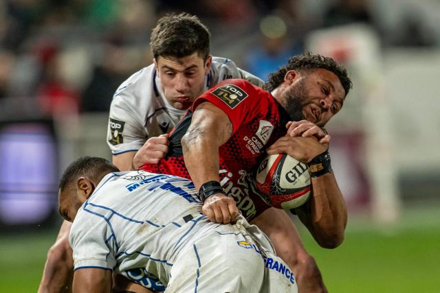 Toulon's English flanker Lewis Ludlam (R) is tackled by Clermont's Fijian centre Alivereti Loaloa during the French Top 14 rugby union match between Rugby Club Toulonnais (Toulon) and ASM Clermont Auvergne at Stade Mayol in Toulon, south-eastern France on February 14, 2026. (Photo by MIGUEL MEDINA / AFP)
