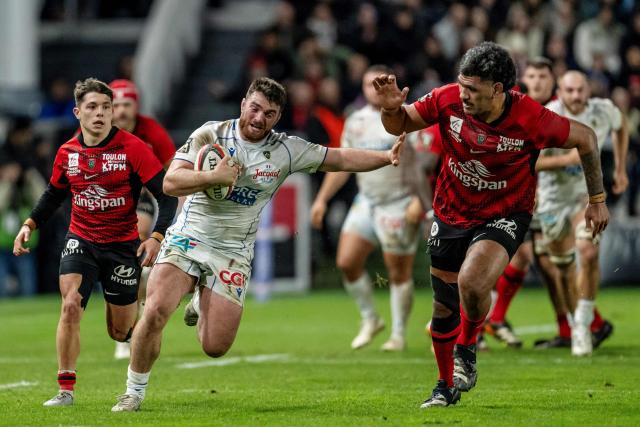 Clermont's French hooker Etienne Fourcade (L) fights for the ball with Toulon's Samoa hooker Komiti Junior Alainuuese during the French Top 14 rugby union match between Rugby Club Toulonnais (Toulon) and ASM Clermont Auvergne at Stade Mayol in Toulon, south-eastern France on February 14, 2026. (Photo by MIGUEL MEDINA / AFP)