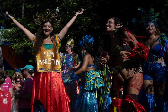 Revelers participate in a performance of Bloco da Terreirada street carnival group, at Quinta da Boa Vista (former official residence of the Brazilian royal and imperial family) at Sao Cristovao neighbourhood in Rio de Janeiro, Brazil, on February 14, 2026. (Photo by Pablo PORCIUNCULA / AFP)