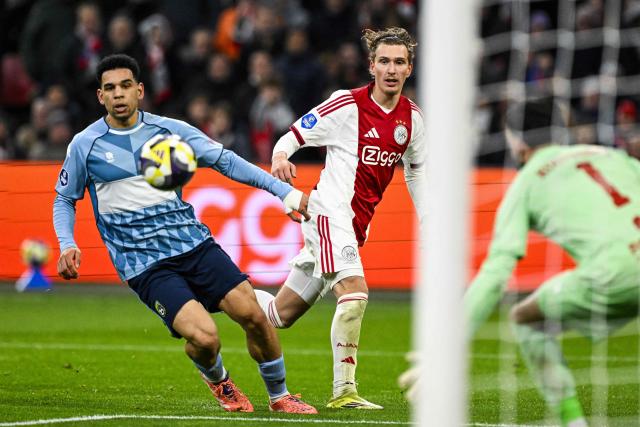 Fortuna Sittard Shawn Adewoye (L) runs after the ball during the Dutch Eredivisie football match between AZ Alkmaar and Ajax Amsterdam at AFAS Stadion in Alkmaar on February 8, 2026. (Photo by Olaf Kraak / ANP / AFP) / Netherlands OUT