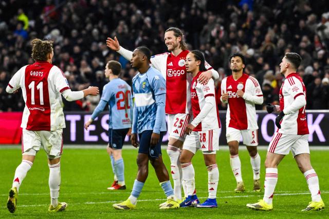 (LtoR) Ajax' Mika Godts, Wout Weghorst and Kian Fitz-Jim celebrate the 4-1 goal during the Dutch Eredivisie football match between AZ Alkmaar and Ajax Amsterdam at AFAS Stadion in Alkmaar on February 8, 2026. (Photo by Olaf Kraak / ANP / AFP) / Netherlands OUT