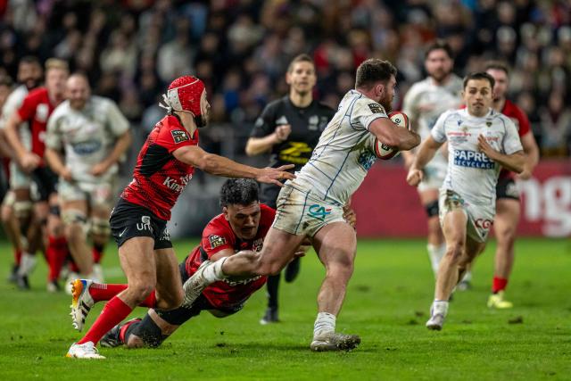 Clermont's French hooker Etienne Fourcade (C) fights for the ball with Toulon's Samoa hooker Komiti Junior Alainuuese during the French Top 14 rugby union match between Rugby Club Toulonnais (Toulon) and ASM Clermont Auvergne at Stade Mayol in Toulon, south-eastern France on February 14, 2026. (Photo by MIGUEL MEDINA / AFP)