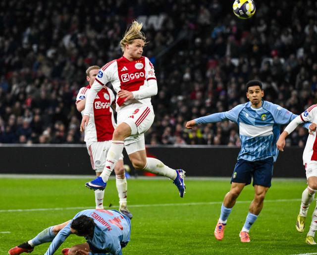 Ajax' Kasper Dolberg heads the ball to score the disallowed 4-1 goal during the Dutch Eredivisie football match between AZ Alkmaar and Ajax Amsterdam at AFAS Stadion in Alkmaar on February 8, 2026. (Photo by Olaf Kraak / ANP / AFP) / Netherlands OUT