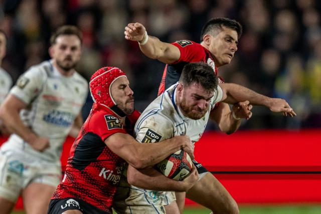 Clermont's French hooker Etienne Fourcade is tackled by Toulon's French wing Gabin Villiere during the French Top 14 rugby union match between Rugby Club Toulonnais (Toulon) and ASM Clermont Auvergne at Stade Mayol in Toulon, south-eastern France on February 14, 2026. (Photo by MIGUEL MEDINA / AFP)