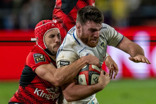 Clermont's French hooker Etienne Fourcade is tackled by Toulon's French wing Gabin Villiere  during the French Top 14 rugby union match between Rugby Club Toulonnais (Toulon) and ASM Clermont Auvergne at Stade Mayol in Toulon, south-eastern France on February 14, 2026. (Photo by MIGUEL MEDINA / AFP)