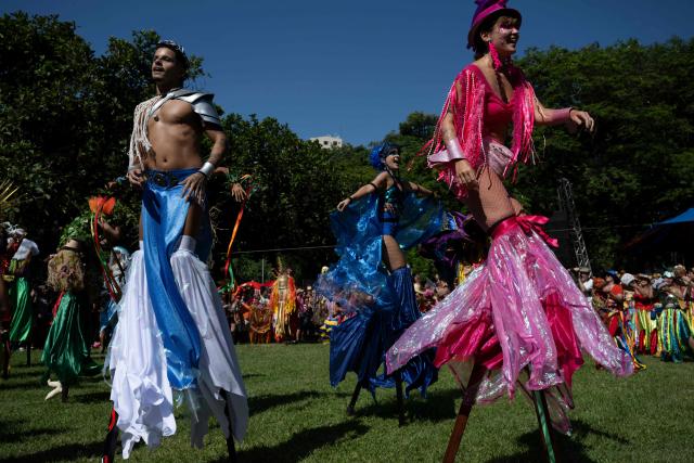 Revelers participate in a performance of Bloco da Terreirada street carnival group, at Quinta da Boa Vista (former official residence of the Brazilian royal and imperial family) at Sao Cristovao neighbourhood in Rio de Janeiro, Brazil, on February 14, 2026. (Photo by Pablo PORCIUNCULA / AFP)