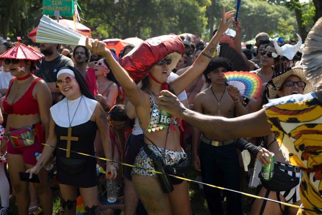 Revelers attend the performance of Bloco da Terreirada street carnival group, at Quinta da Boa Vista (former official residence of the Brazilian royal and imperial family) at Sao Cristovao neighbourhood in Rio de Janeiro, Brazil, on February 14, 2026. (Photo by Pablo PORCIUNCULA / AFP)