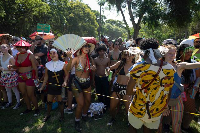 Revelers attend the performance of Bloco da Terreirada street carnival group, at Quinta da Boa Vista (former official residence of the Brazilian royal and imperial family) at Sao Cristovao neighbourhood in Rio de Janeiro, Brazil, on February 14, 2026. (Photo by Pablo PORCIUNCULA / AFP)