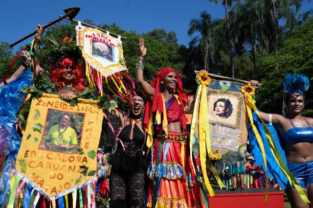 Revelers participate in a performance of Bloco da Terreirada street carnival group, at Quinta da Boa Vista (former official residence of the Brazilian royal and imperial family) at Sao Cristovao neighbourhood in Rio de Janeiro, Brazil, on February 14, 2026. (Photo by Pablo PORCIUNCULA / AFP)