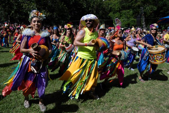 Revelers participate in a performance of Bloco da Terreirada street carnival group, at Quinta da Boa Vista (former official residence of the Brazilian royal and imperial family) at Sao Cristovao neighbourhood in Rio de Janeiro, Brazil, on February 14, 2026. (Photo by Pablo PORCIUNCULA / AFP)
