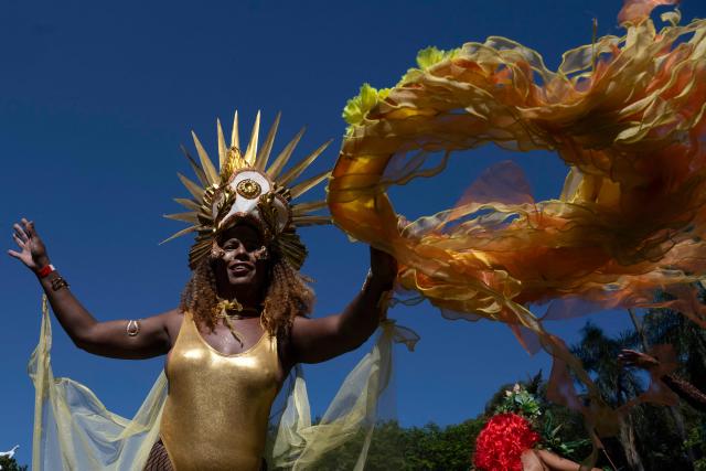 Revelers participate in a performance of Bloco da Terreirada street carnival group, at Quinta da Boa Vista (former official residence of the Brazilian royal and imperial family) at Sao Cristovao neighbourhood in Rio de Janeiro, Brazil, on February 14, 2026. (Photo by Pablo PORCIUNCULA / AFP)