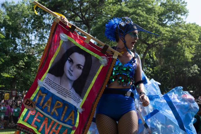 Revelers participate in a performance of Bloco da Terreirada street carnival group, at Quinta da Boa Vista (former official residence of the Brazilian royal and imperial family) at Sao Cristovao neighbourhood in Rio de Janeiro, Brazil, on February 14, 2026. (Photo by Pablo PORCIUNCULA / AFP)