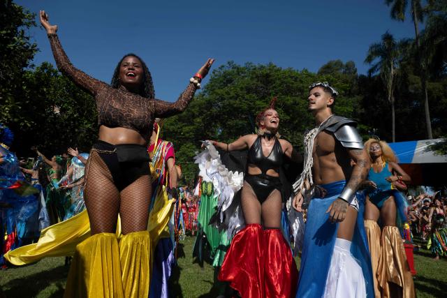 Revelers participate in a performance of Bloco da Terreirada street carnival group, at Quinta da Boa Vista (former official residence of the Brazilian royal and imperial family) at Sao Cristovao neighbourhood in Rio de Janeiro, Brazil, on February 14, 2026. (Photo by Pablo PORCIUNCULA / AFP)