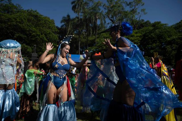 Revelers participate in a performance of Bloco da Terreirada street carnival group, at Quinta da Boa Vista (former official residence of the Brazilian royal and imperial family) at Sao Cristovao neighbourhood in Rio de Janeiro, Brazil, on February 14, 2026. (Photo by Pablo PORCIUNCULA / AFP)