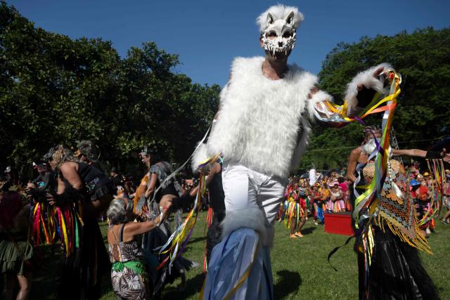 Revelers participate in a performance of Bloco da Terreirada street carnival group, at Quinta da Boa Vista (former official residence of the Brazilian royal and imperial family) at Sao Cristovao neighbourhood in Rio de Janeiro, Brazil, on February 14, 2026. (Photo by Pablo PORCIUNCULA / AFP)