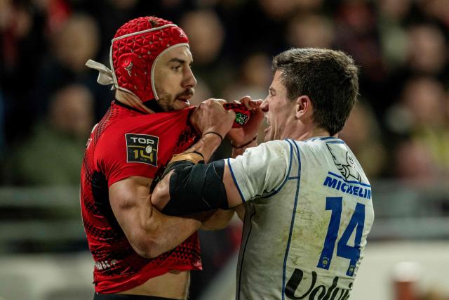 Toulon's French wing Gabin Villiere (L) clashes with Clermont's French full-back Kylan Hamdaoui  during the French Top 14 rugby union match between Rugby Club Toulonnais (Toulon) and ASM Clermont Auvergne at Stade Mayol in Toulon, south-eastern France on February 14, 2026. (Photo by MIGUEL MEDINA / AFP)