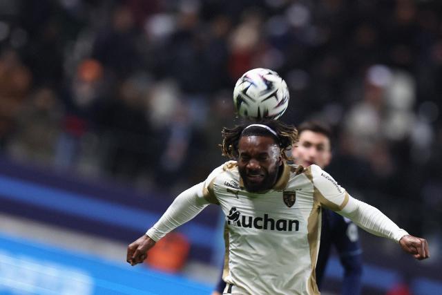TOPSHOT - Lens' French forward #09 Allan Saint-Maximin heads the ball during the French L1 football match between Paris FC and RC Lens at the Stade Jean-Bouin in Paris on February 14, 2026. (Photo by ALAIN JOCARD / AFP)