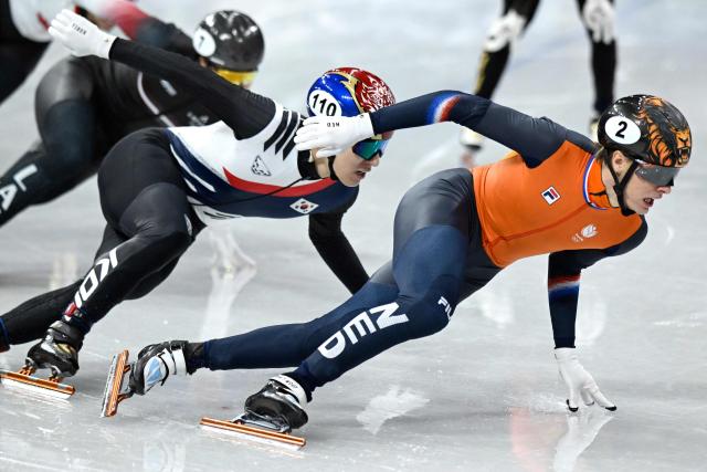 Netherlands' Jens van 't Wout (R) leads past South Korea's Hwang Dae-heon in the short track speed skating men's 1500m final during the Milano Cortina 2026 Winter Olympic Games at Milano Ice Skating Arena in Milan on February 14, 2026. (Photo by WANG Zhao / AFP)