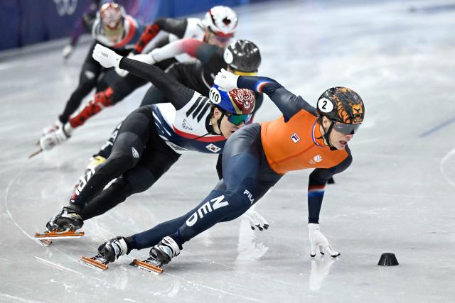 Netherlands' Jens van 't Wout (R) leads in the short track speed skating men's 1500m final during the Milano Cortina 2026 Winter Olympic Games at Milano Ice Skating Arena in Milan on February 14, 2026. (Photo by WANG Zhao / AFP)